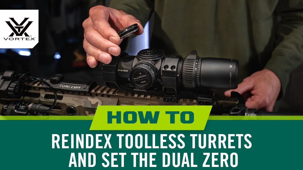 Schütze stellt am montierten Vortex AMG 1-10x24 FFP Zielfernrohr von Vortex die werkzeuglosen Dual-Zero-Türme des EBR-9 MRAD Absehens ein