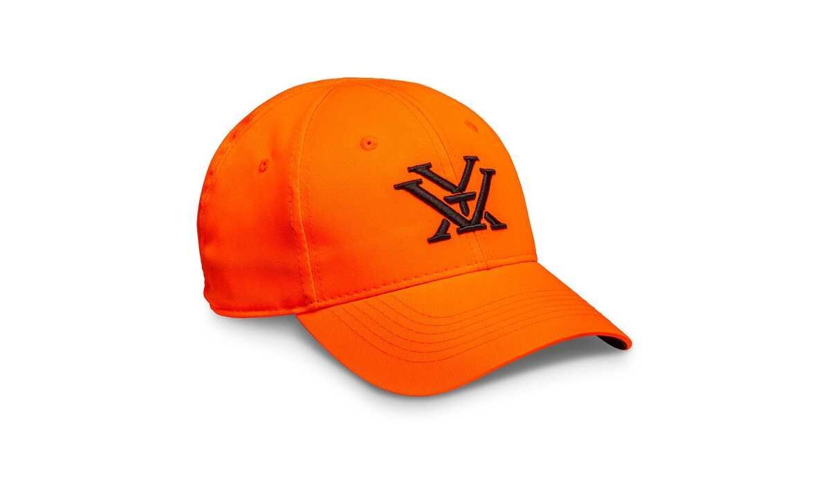 Leuchtend orange Basecap mit schwarzem gesticktem Logo, seitlich betrachtet