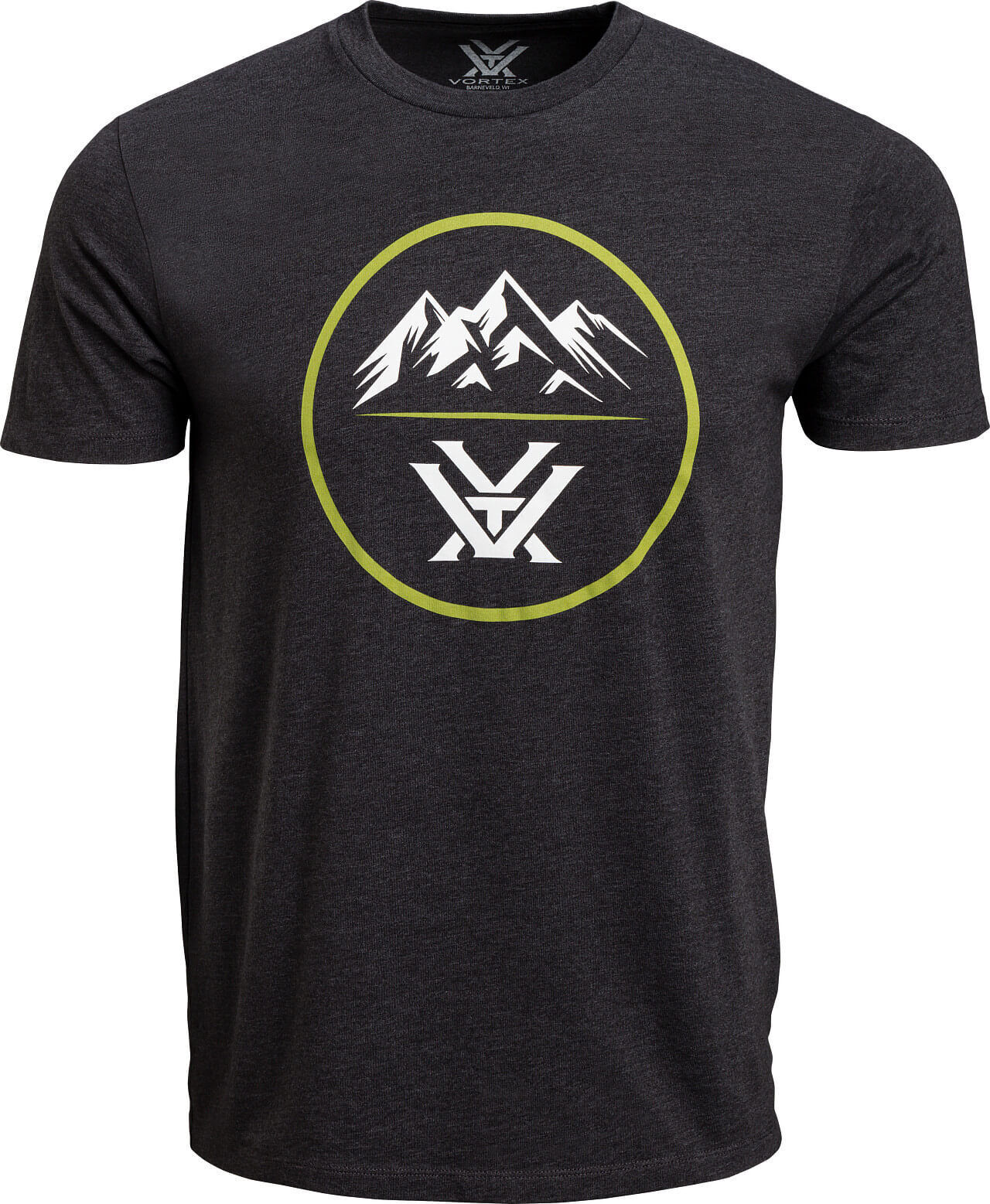 Ein schwarzes T-Shirt mit einem stilisierten weißen Bergmotiv und einem darunter liegenden Logo in einem grünen Kreis.