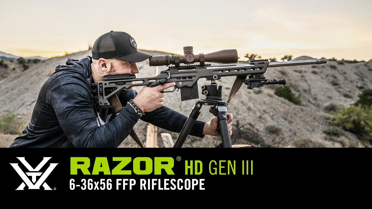 Mann zielt mit einem RAZOR HD GEN III 6-36x56 FFP Zielfernrohr auf einem Gewehr in einer ländlichen Umgebung.