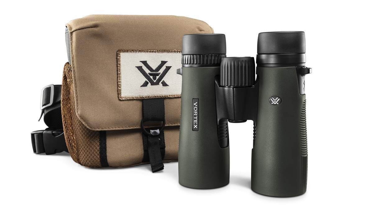 Ein Vortex Fernglas mit einer beige Tragetasche daneben, ideal für Outdoor-Aktivitäten.