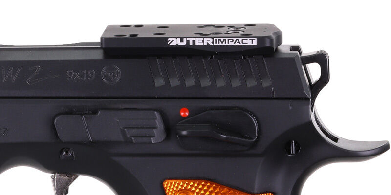 Nahaufnahme des hinteren Teils einer schwarzen Pistole mit einer Optikmontage von Outer Impact.