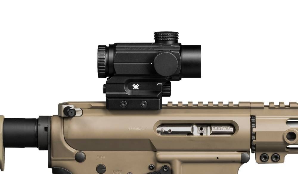 Nahaufnahme eines taktischen Zielfernrohrs auf einem Gewehr