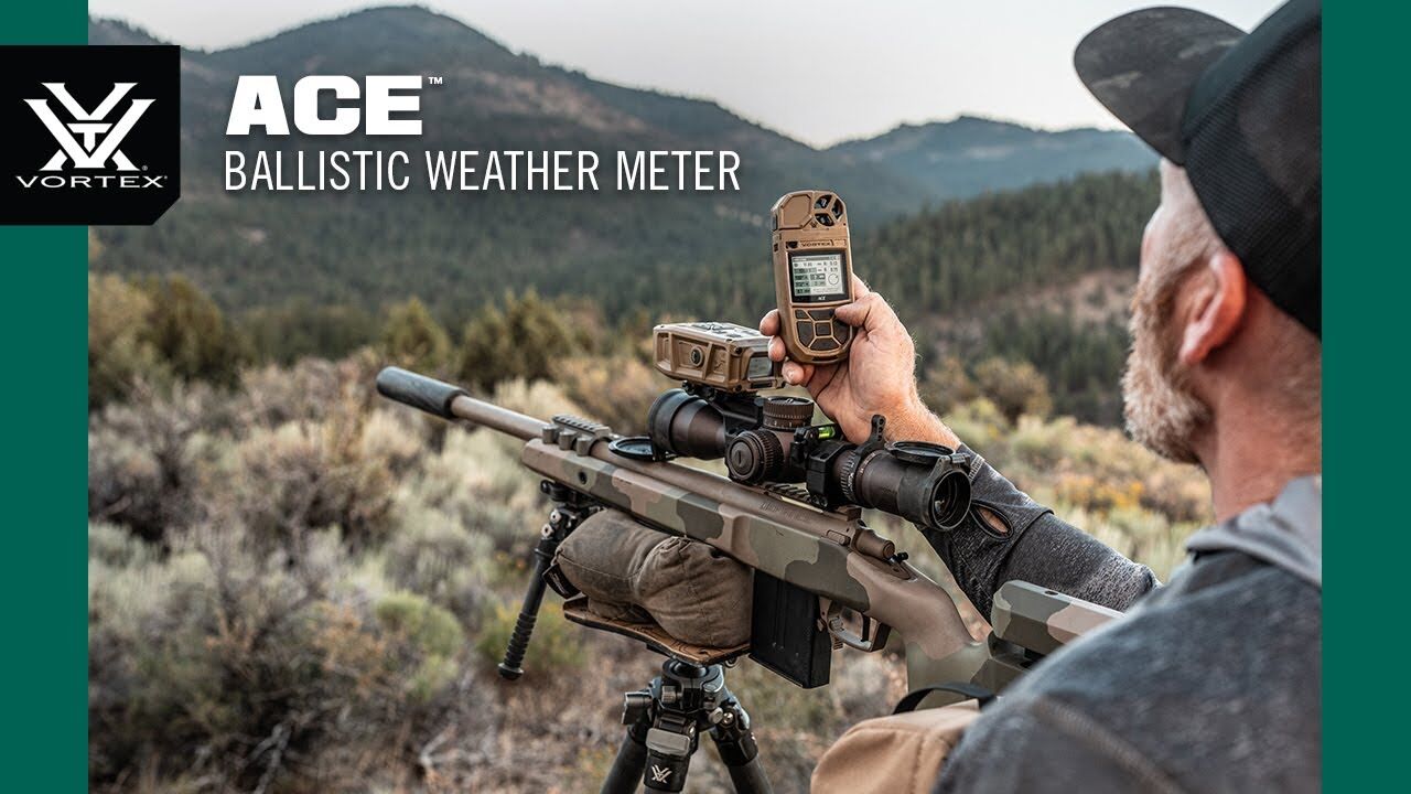 Jäger im Gelände mit Präzisionsgewehr nutzt den Vortex ACE Ballistic Weather Meter zur Ermittlung ballistischer Wetterdaten für den Schuss