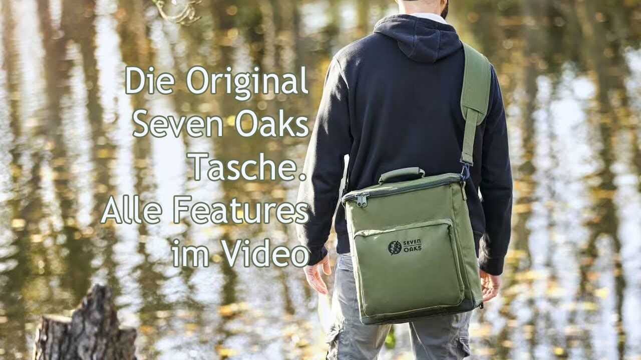 Person am See mit grüner Seven Oaks Tasche
