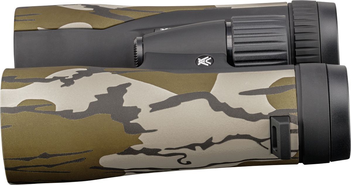 Seitenansicht eines Vortex Fernglases mit grün-beiger Camouflage-Gummiarmierung und griffigem Fokussierrad für den Outdooreinsatz