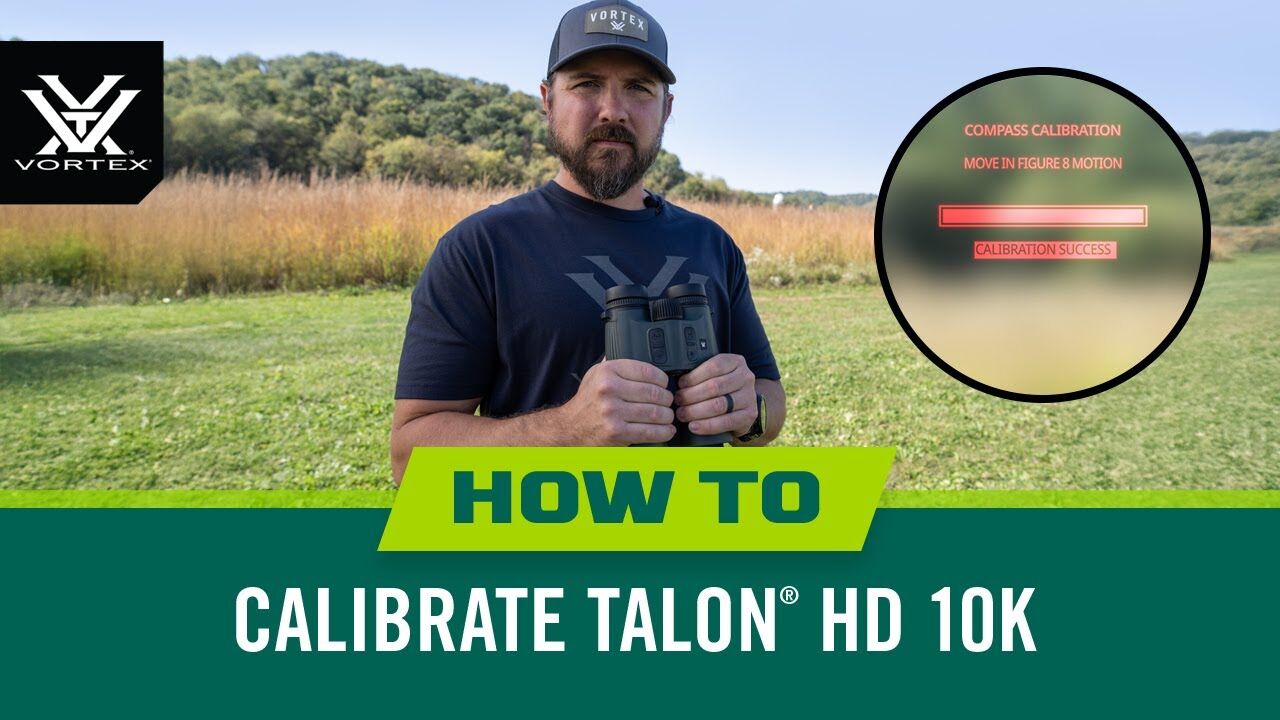 Mann im Freien mit Vortex Talon HD 10K Fernglas in der Hand, daneben Anzeige zur erfolgreichen Kompasskalibrierung und Text How to Calibrate Talon HD 10K