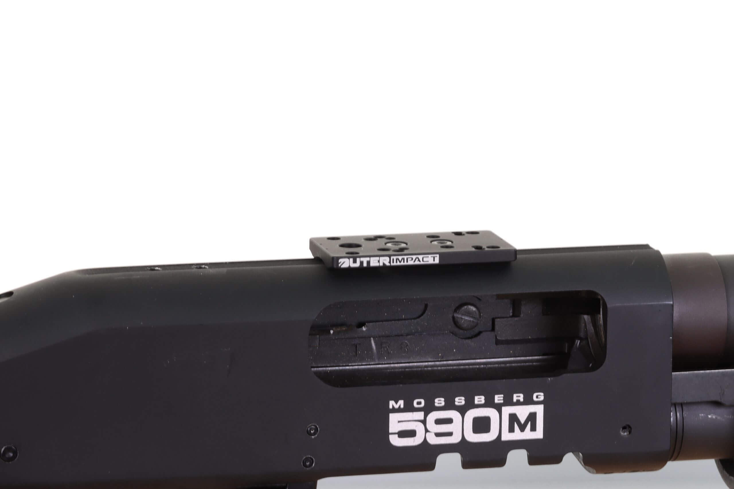 Detailaufnahme einer Montageschiene auf einem Mossberg 590M Gewehr