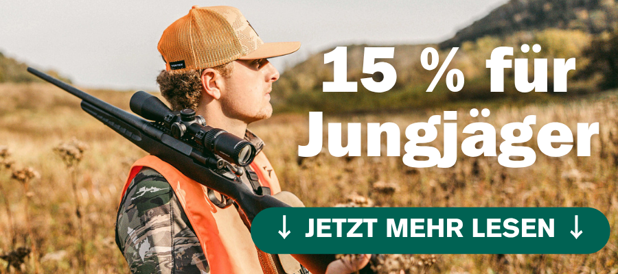 Jungjäger mit Gewehr und orangefarbener Weste in herbstlicher Landschaft, Werbebanner mit 15 % Rabatt für Jungjäger und Button Jetzt mehr lesen