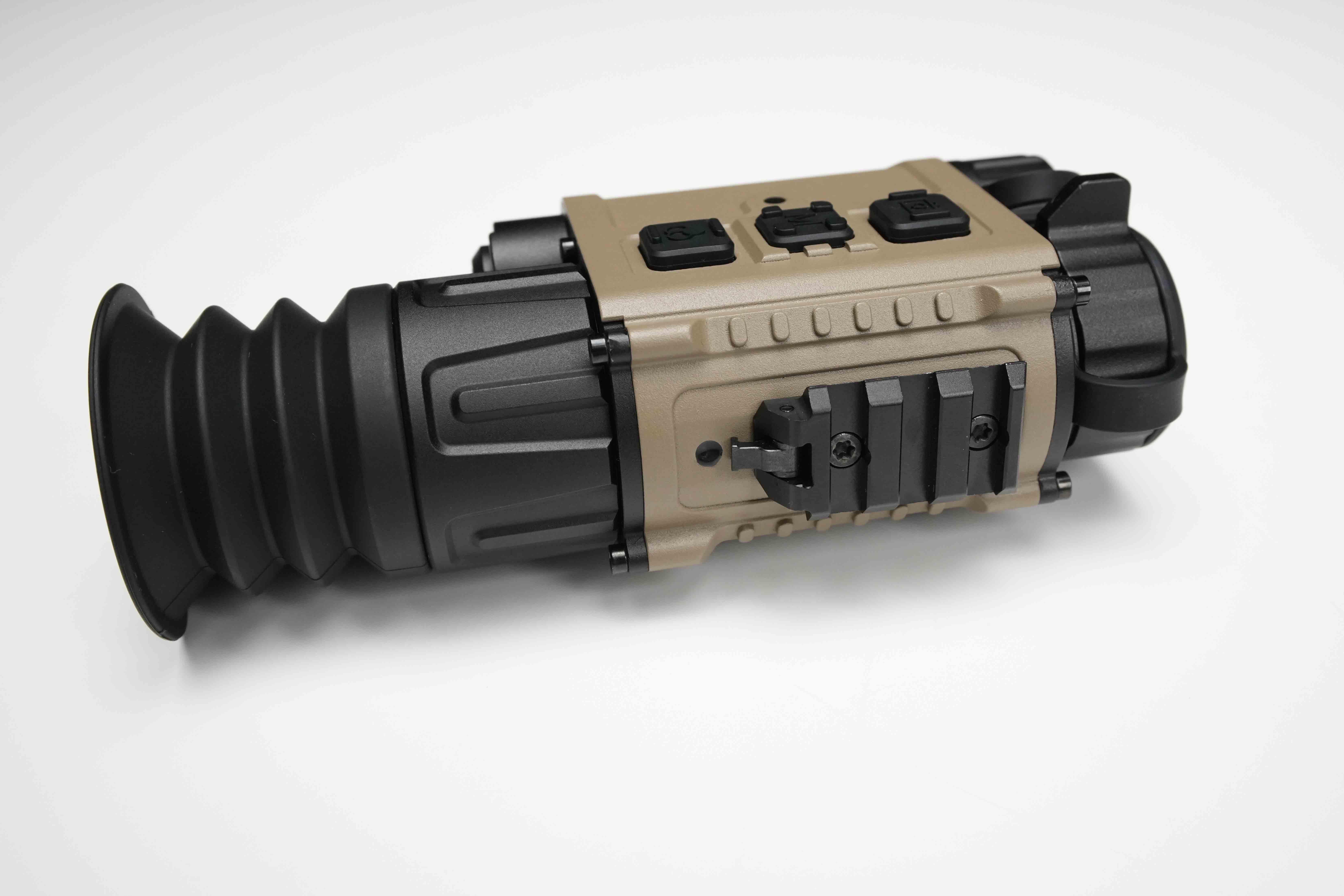 Produktansicht ZENTRON C50R TAN Wärmebild-Vorsatzgerät, Clip-On mit integriertem Laser-Entfernungsmesser bis 1200 m, 640×512 Sensor, robustes IP67-Gehäuse