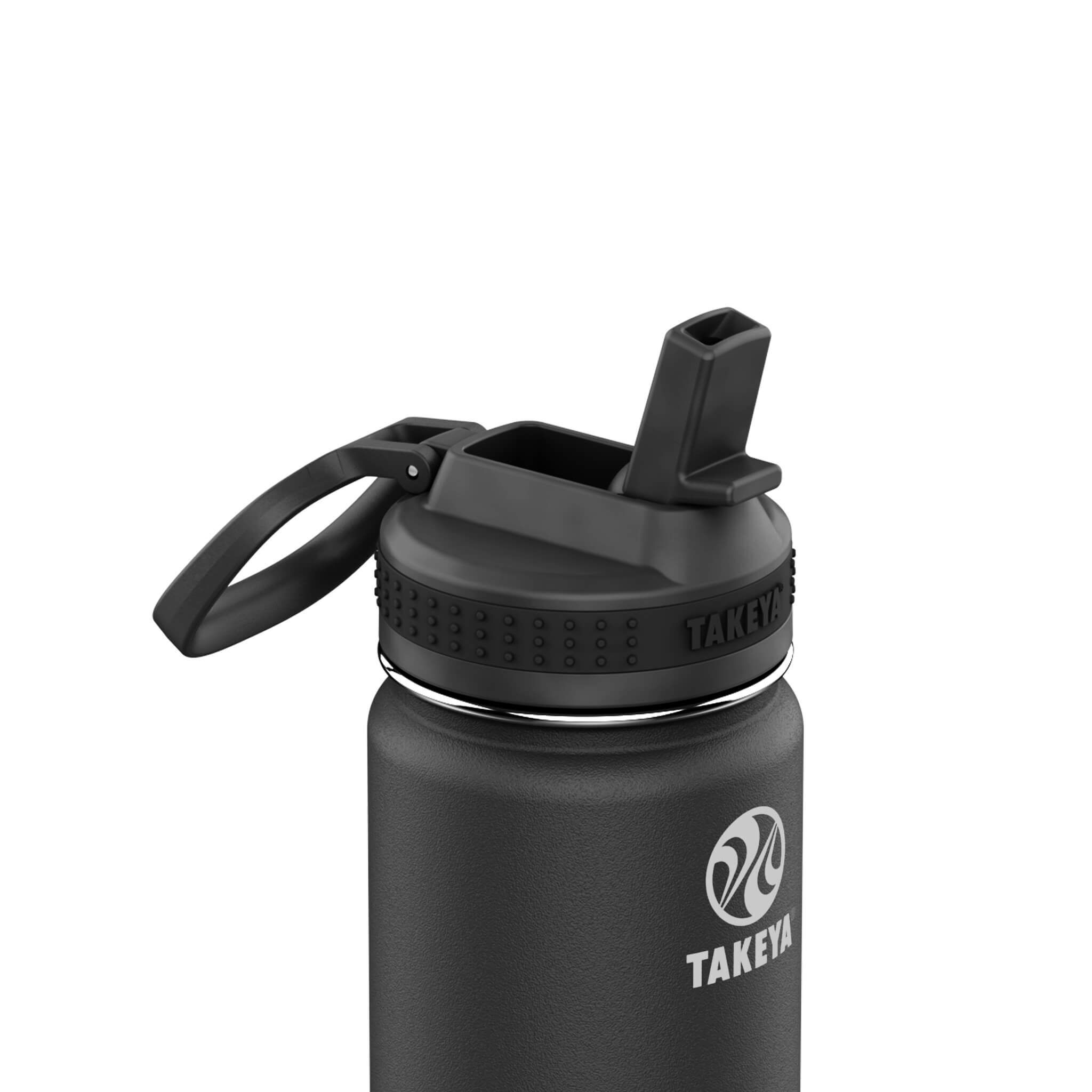Nahaufnahme einer grauen Takeya Trinkflasche mit praktischem Trinkverschluss und Trageschlaufe
