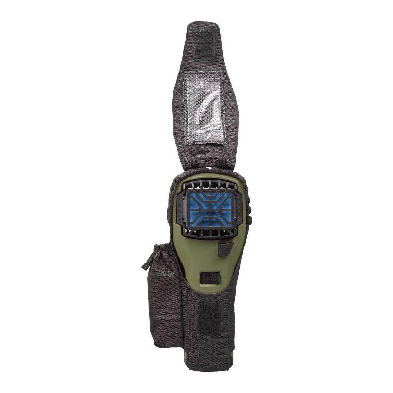 Ein tragbares Insektenschutzgerät von Thermacell, verpackt in einem schützenden Holster, ideal für Outdoor-Aktivitäten.