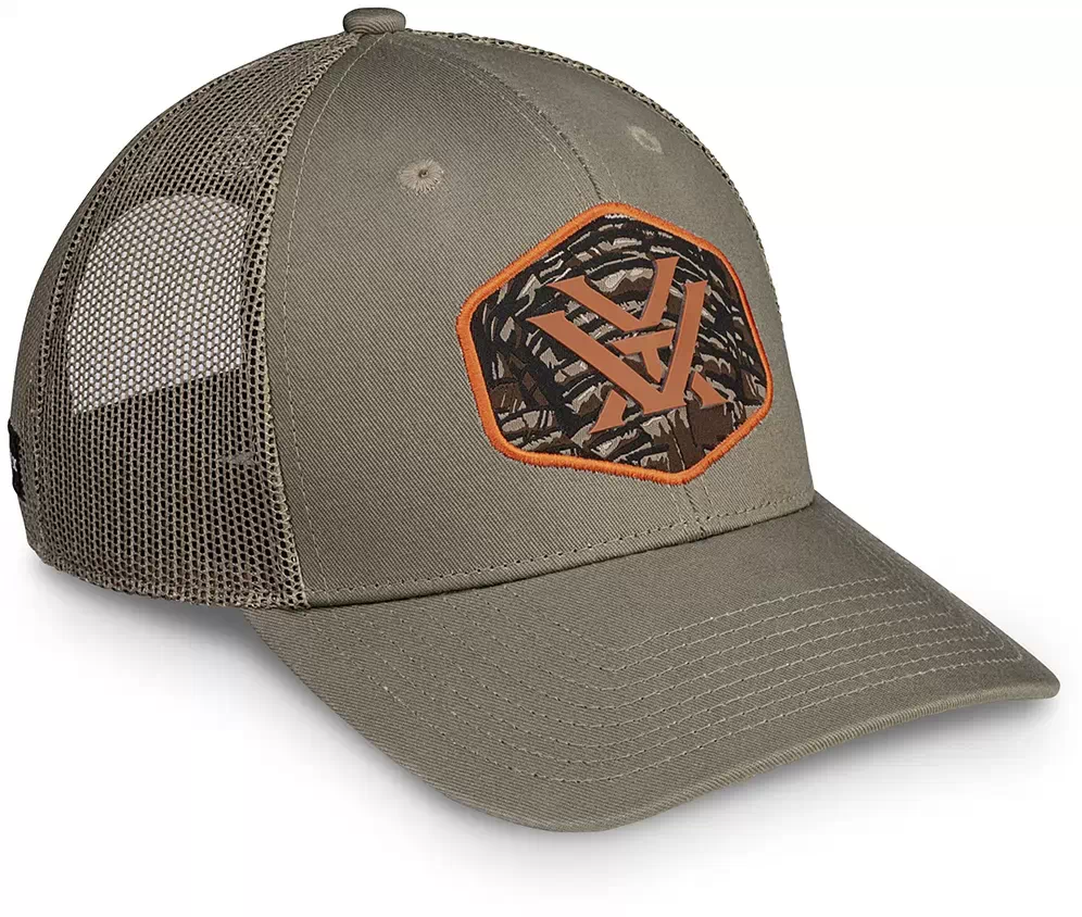 Baseballkappe mit Tarnmuster und orangefarbenem Logo auf der Vorderseite sowie Mesh-Rückseite
