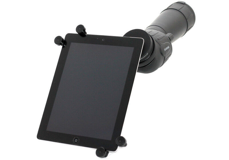 Tablet, das in eine Halterung auf einem Teleskop eingespannt ist