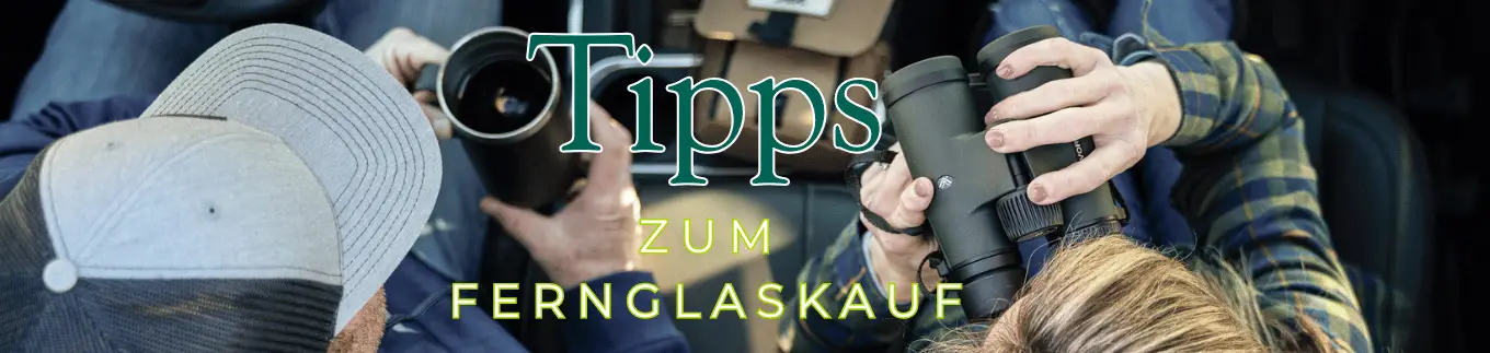 Zwei Personen betrachten Ferngläser im Detail, dazu Schriftzug „Tipps zum Fernglaskauf“ als Ratgeber für die Auswahl des passenden Fernglases