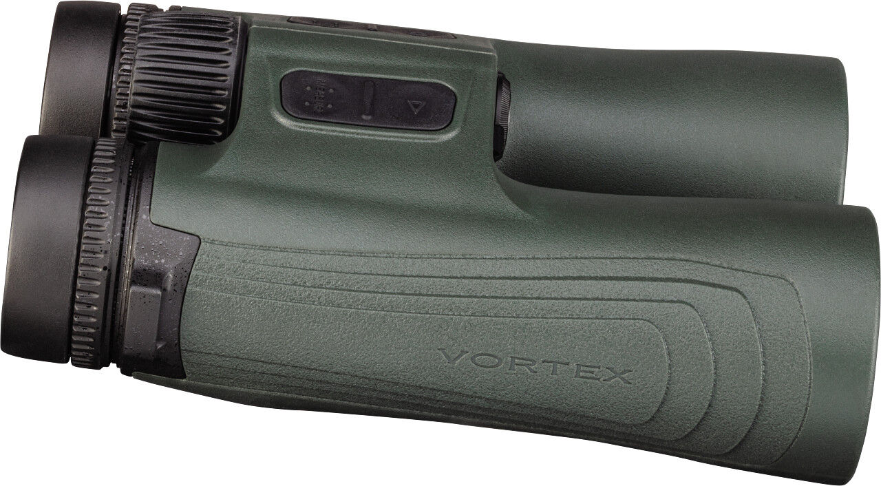 Seitenansicht eines grünen Vortex Fernglases mit gummierter, rutschfester Oberfläche, robust für Outdoor, Jagd und Naturbeobachtung