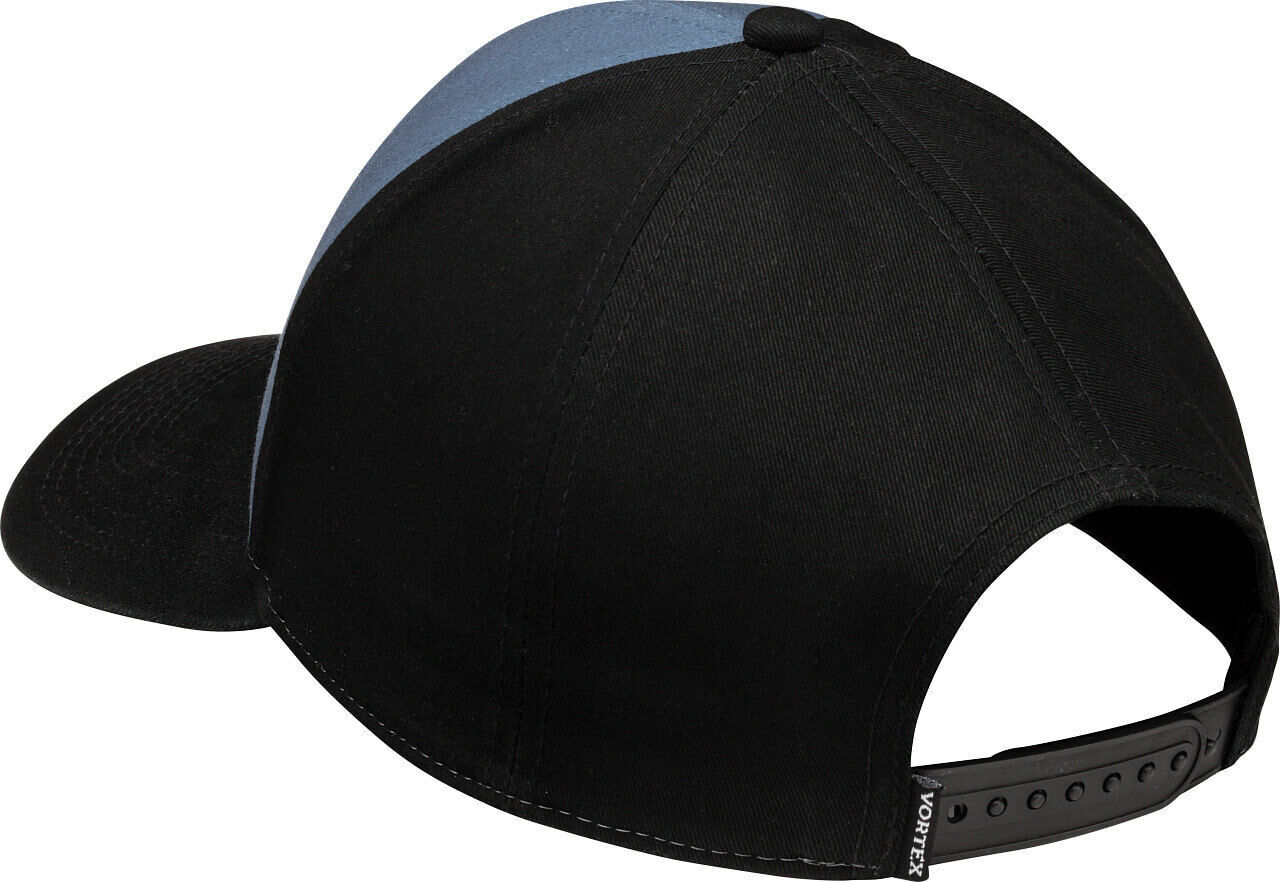Rückansicht einer schwarzen Baseball-Cap mit blauem Einsatz und verstellbarem Verschluss