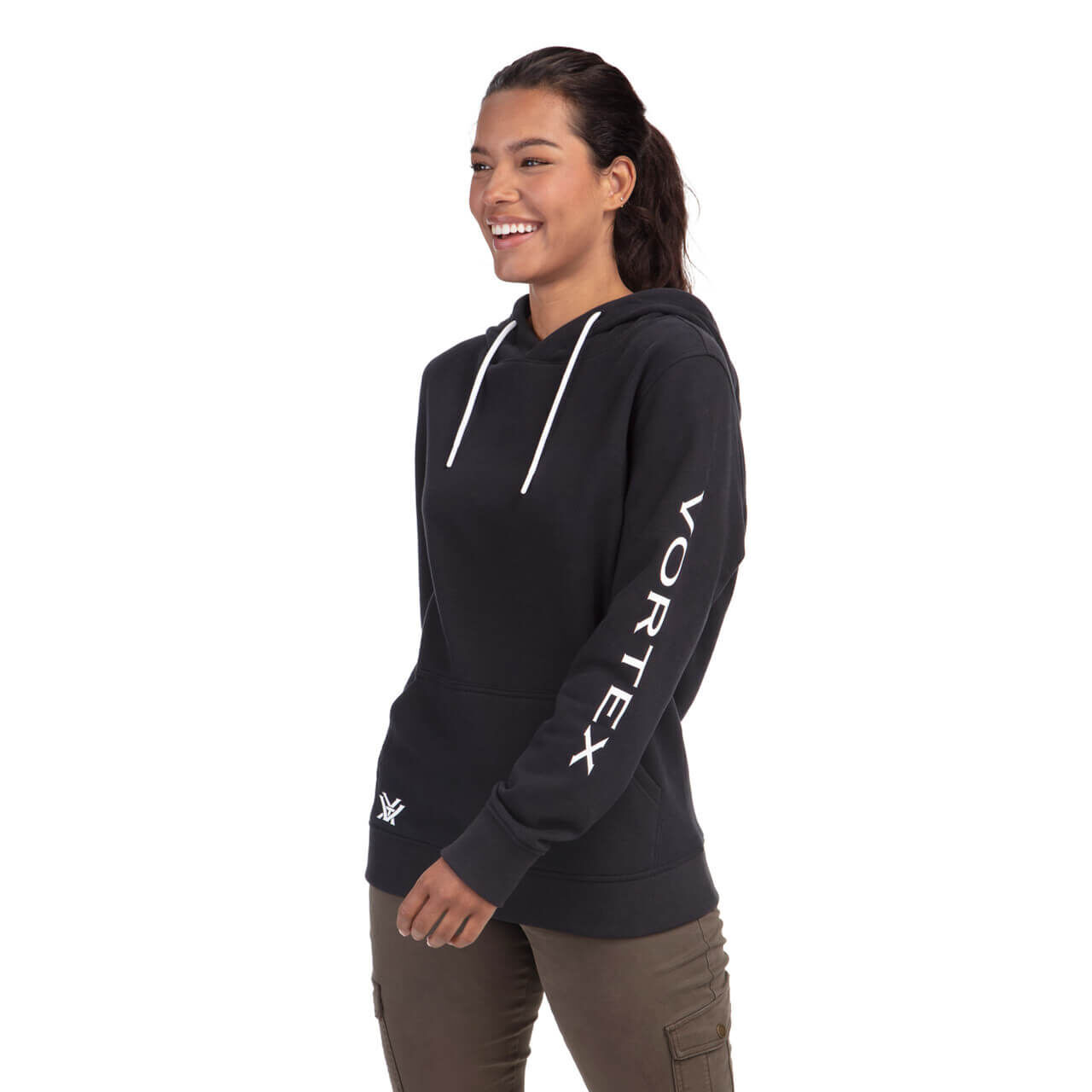 Lächelnde Frau trägt einen schwarzen Hoodie mit Vortex Schriftzug am Ärmel
