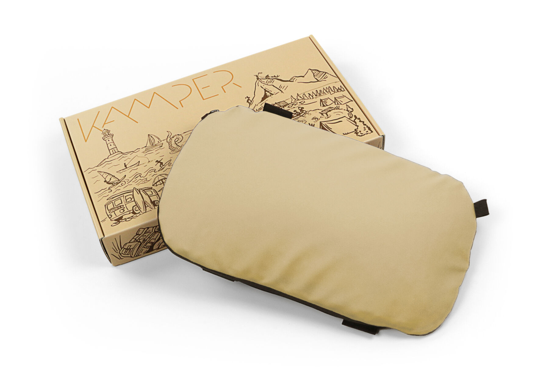 Beiges Reisekissen auf einer Verpackung von Kamper mit Illustrationen von Natur- und Reiseabenteuern