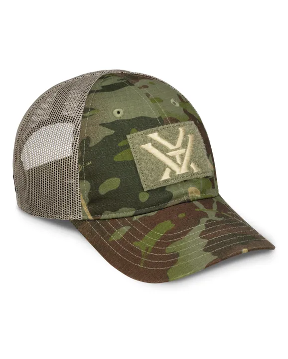 Camouflage Trucker Cap mit gebogenem Schirm, Netz-Rückseite und aufgenähtem Logo-Patch auf der Front