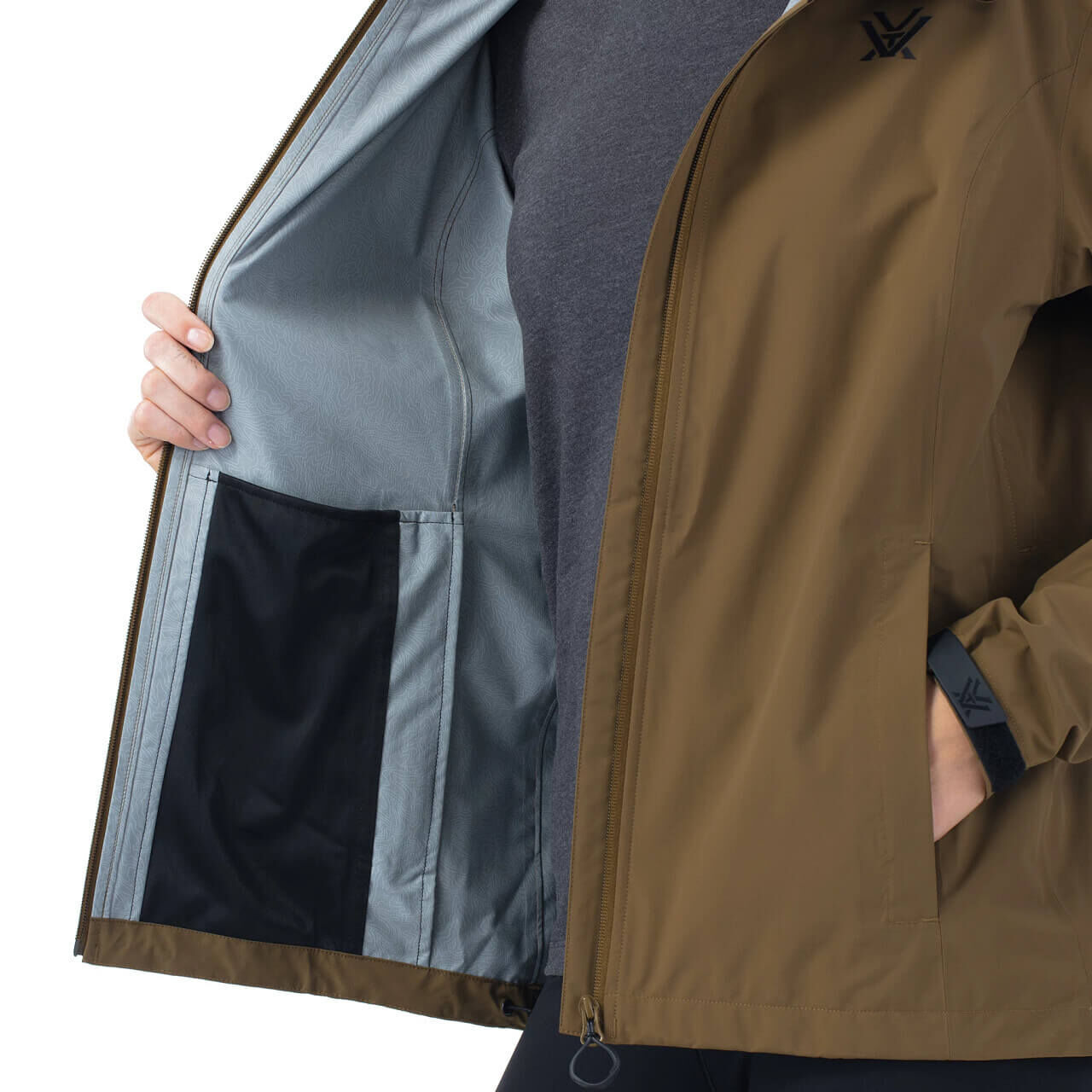 Detailansicht einer geöffneten braunen Kapuzenjacke mit Innenfutter und Tasche