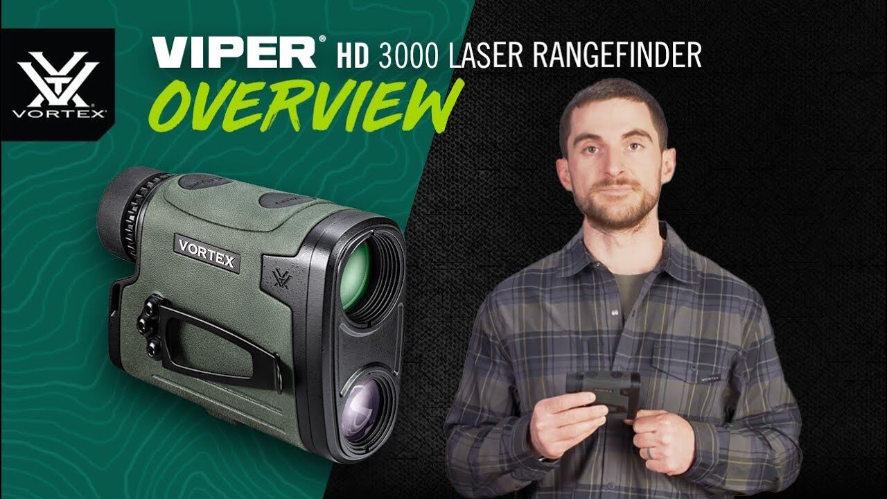 Mann zeigt den Vortex Viper HD 3000 Laser-Entfernungsmesser