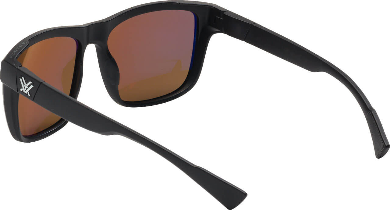 Rückansicht einer schwarzen Sonnenbrille mit getönten Gläsern und markantem Design