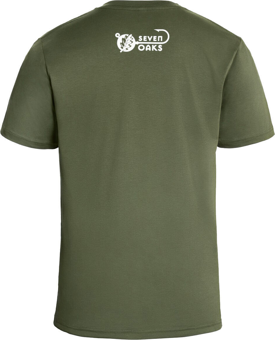 Ein olivgrünes T-Shirt mit einem weißen Seven Oaks-Logo auf der Rückseite.