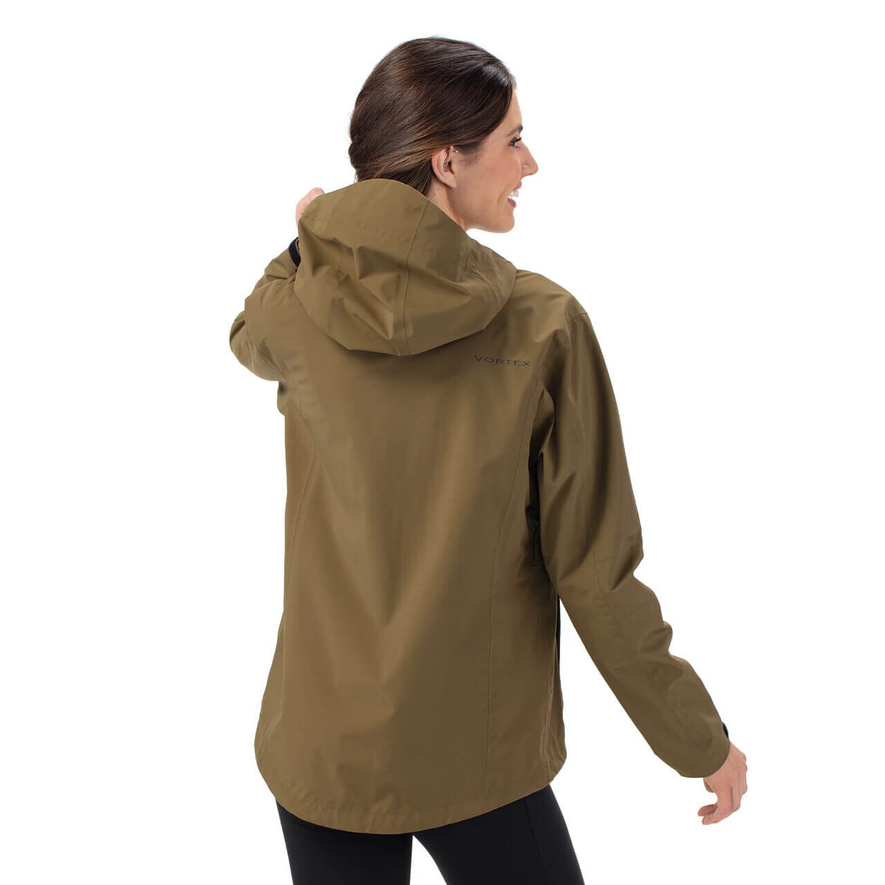 Rückansicht einer Frau in einer braunen wasserdichten Outdoor-Jacke mit Kapuze