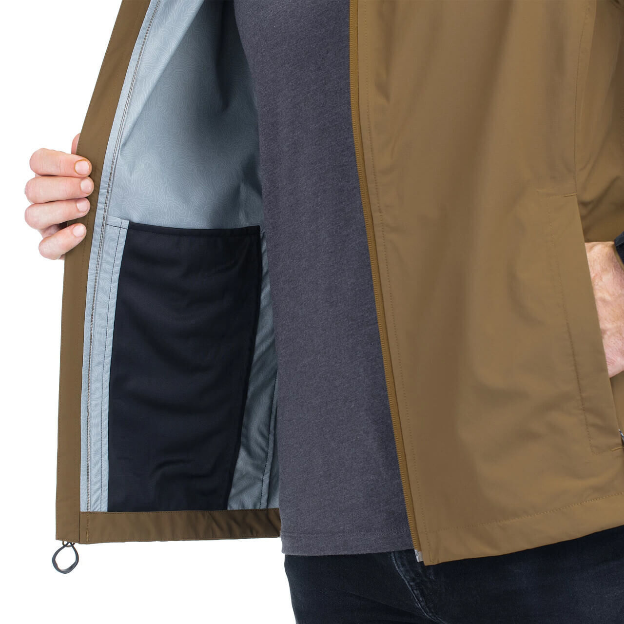 Nahaufnahme einer geöffneten braunen Herrenjacke mit Innenfutter und Innentasche