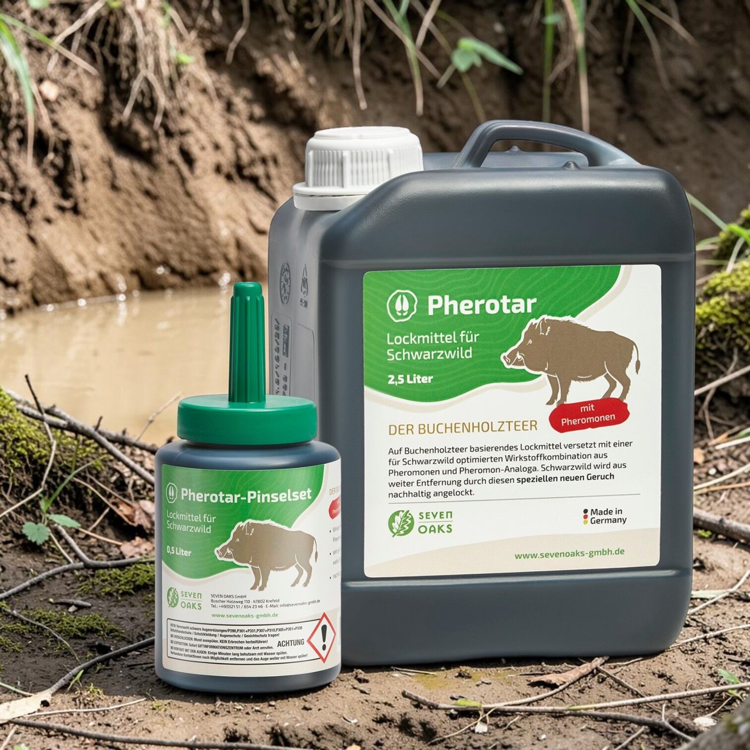 Pherotar Set von Seven Oaks mit 2,5 L Buchenholzteer-Kanister und 250 ml Pinselflasche als Lockmittel für Schwarzwild, fotografiert im Revier am Suhlplatz