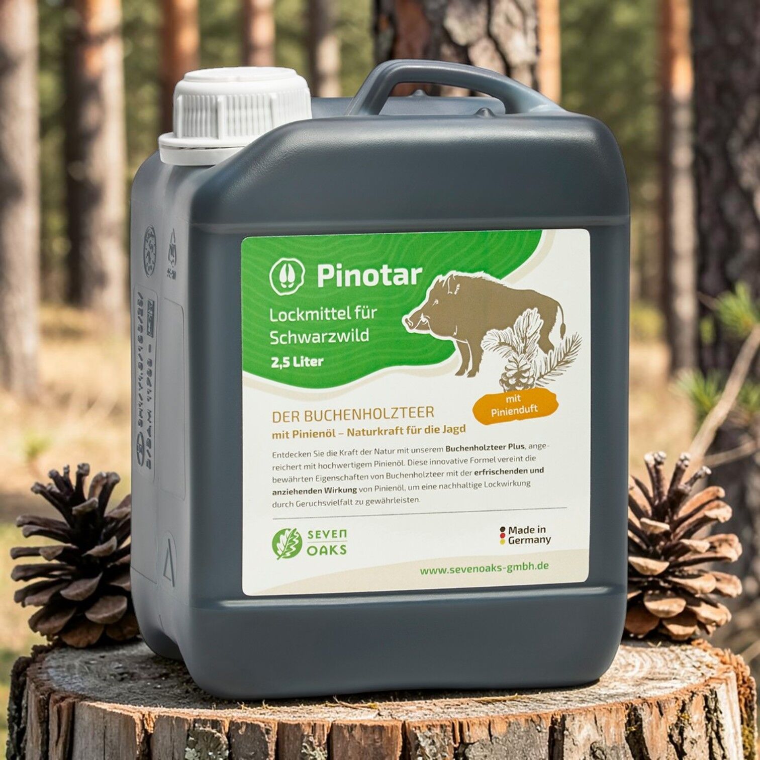 Kanister Pinotar Buchenholzteer Plus mit Pinienöl, 2,5 Liter Lockmittel für Schwarzwild von Seven Oaks, aufgenommen im Wald auf einem Baumstumpf