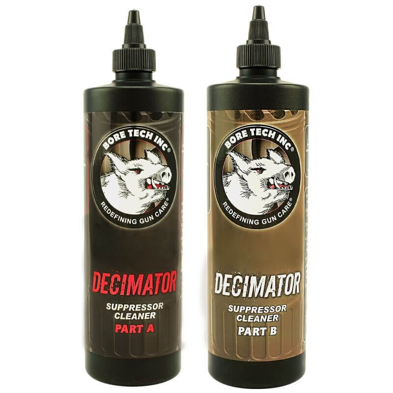 Zwei Flaschen Bore Tech Decimator Schalldämpfer Reiniger, Teil A und B, mit schwarzem Verschluss und Logo eines Wildschweins.