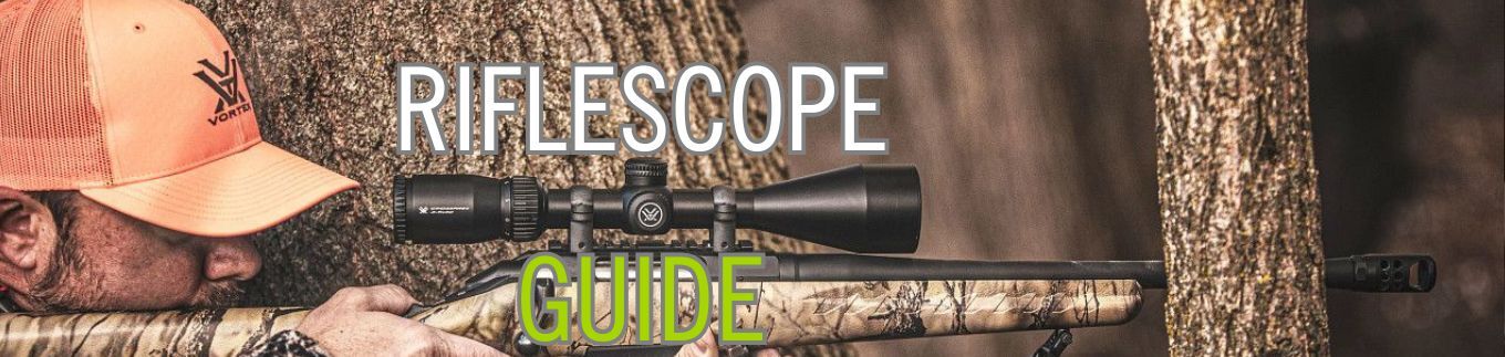 Jäger mit orangefarbener Kappe zielt mit Tarn-Repetierbüchse inklusive montiertem Zielfernrohr im Wald – Riflescope Guide Produktdarstellung
