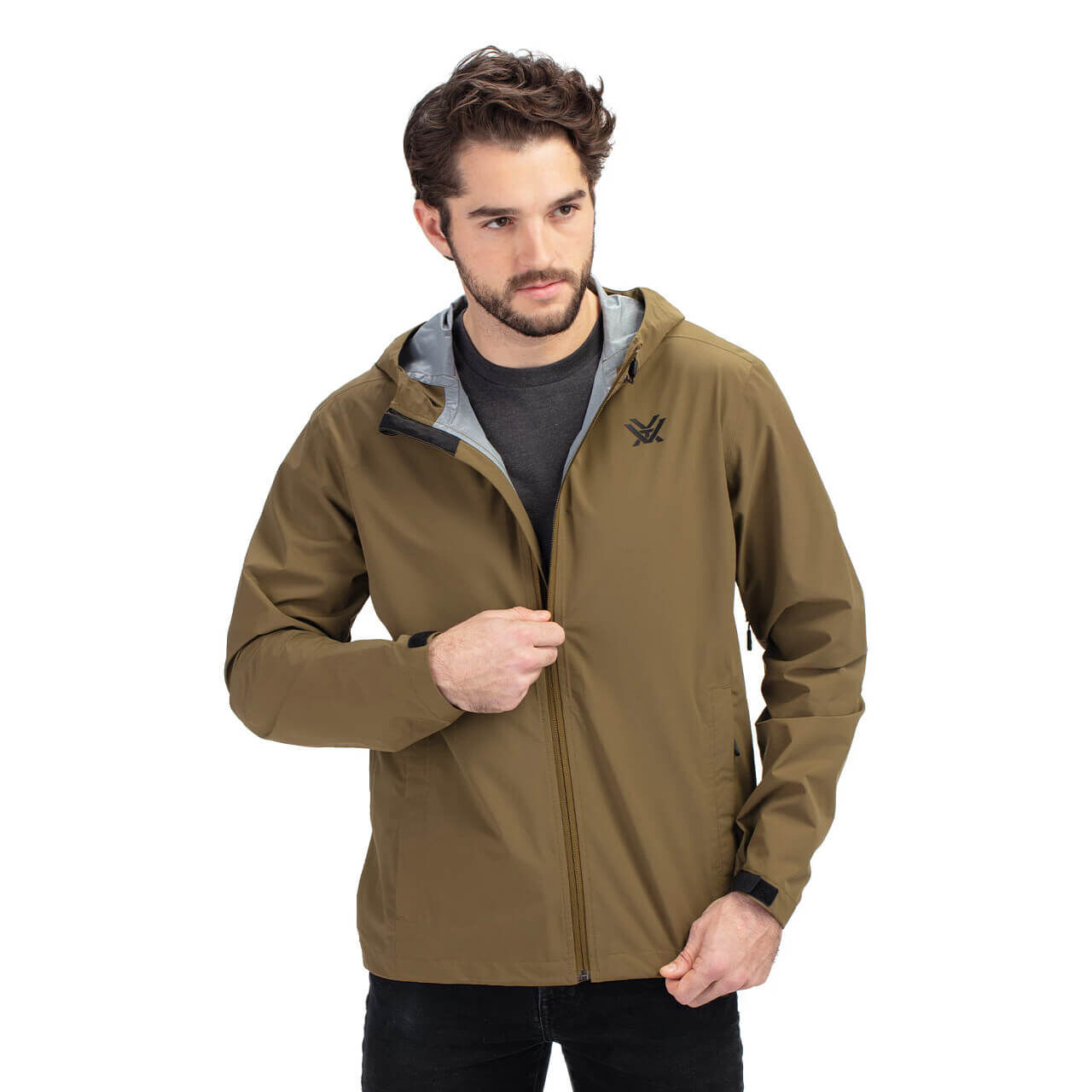 Mann trägt olivgrüne Outdoor-Jacke mit Kapuze