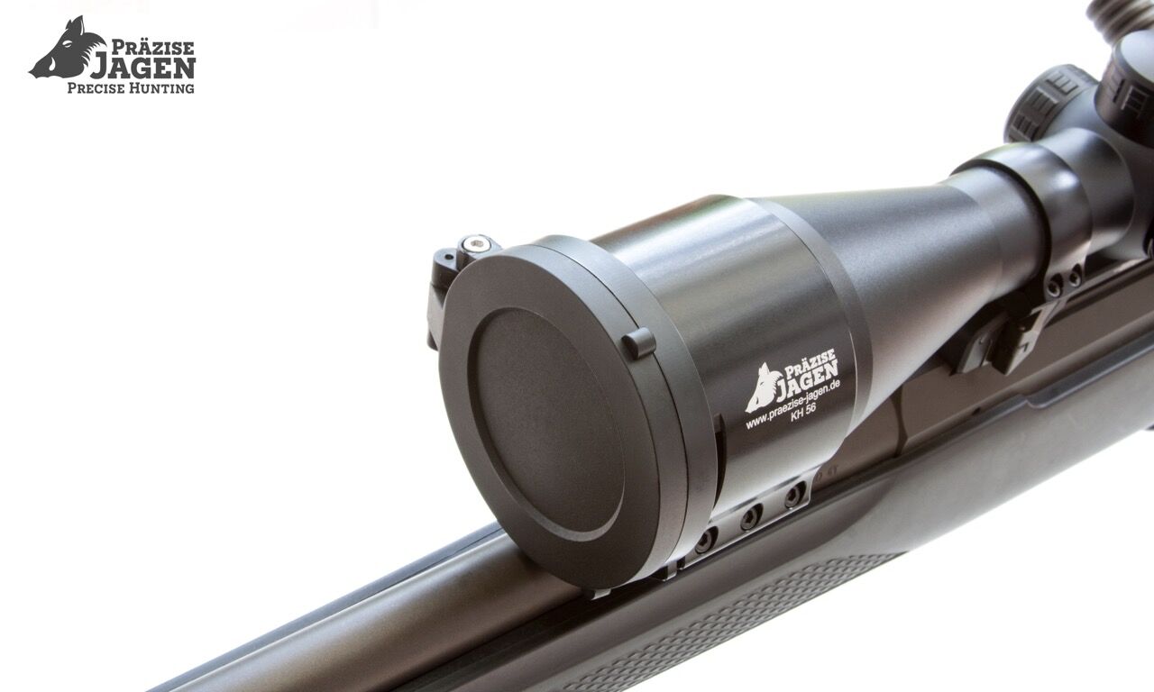 Nahaufnahme eines montierten Präzise Jagd Zielfernrohrs auf einem Gewehr, von der Seite fotografiert