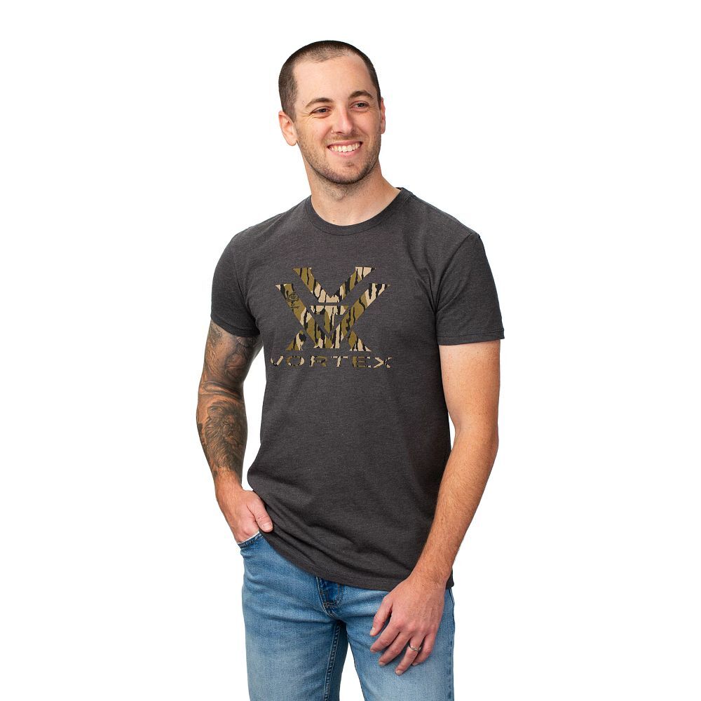 Mann trägt ein dunkelgraues Vortex Herren T‑Shirt mit großem Camouflage-Logo auf der Brust und blauer Jeans