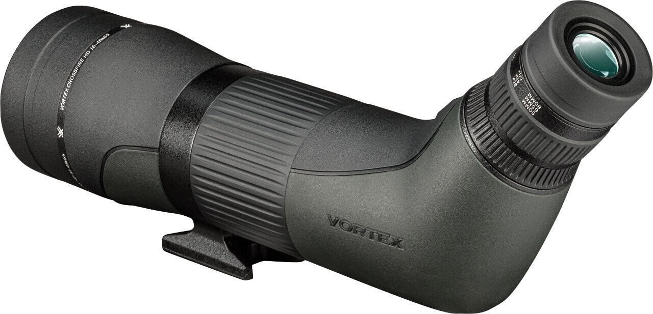 Schräganblick auf das Vortex Crossfire HD 16-48x65 Spektiv mit grün-schwarzem Gehäuse, ideal für Vogelbeobachtung und Naturerkundung.