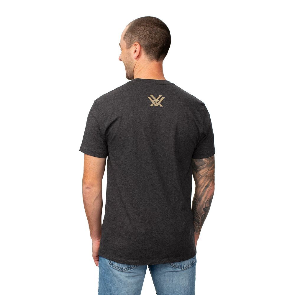 Rückansicht eines Mannes im dunkelgrauen Herren T-Shirt mit kleinem Logo im Nackenbereich, kombiniert mit einer Jeans