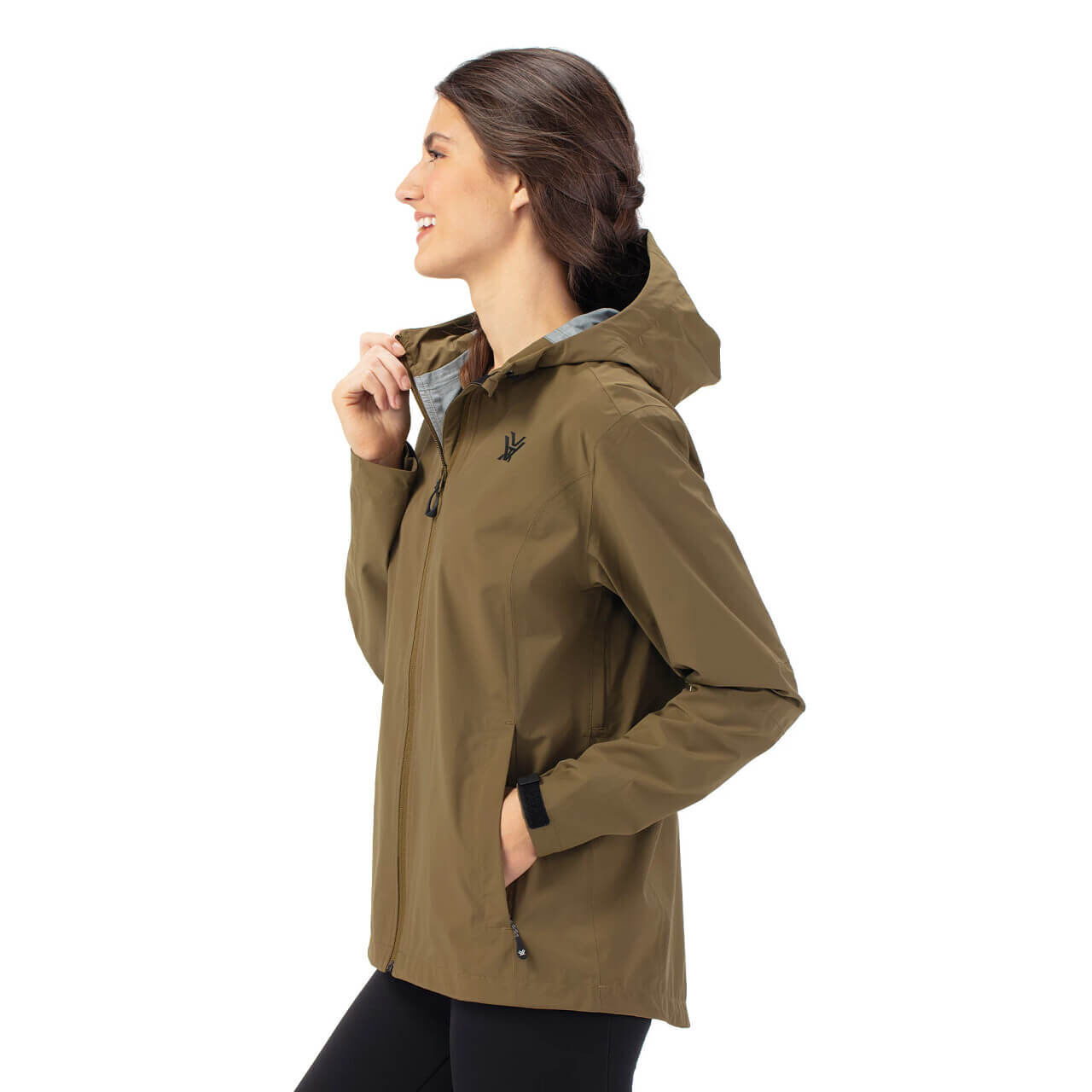 Seitenansicht einer Frau, die eine olivgrüne Windjacke mit Kapuze trägt