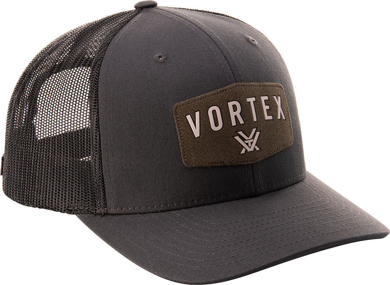 Schwarze Schirmmütze mit Mesh-Rückseite und Vortex-Logo auf der Vorderseite