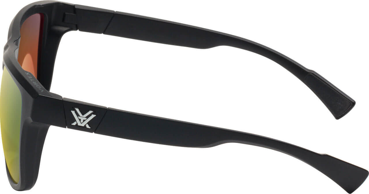 Seitliche Ansicht einer Sonnenbrille mit schwarzem Rahmen und gelben Gläsern, Logo an den Bügeln