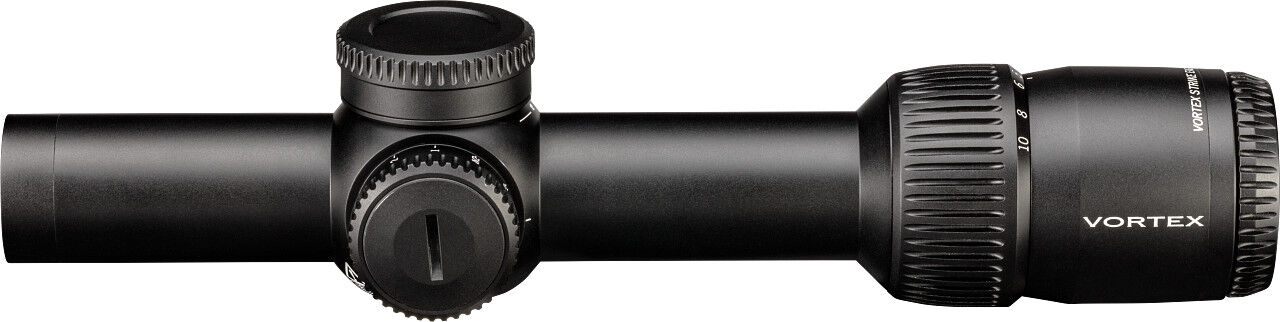 Schwarzes Vortex Strike Eagle 1-8x24 Zielfernrohr mit Vergrößerungsverstellung und seitlichen Türmen in Seitenansicht