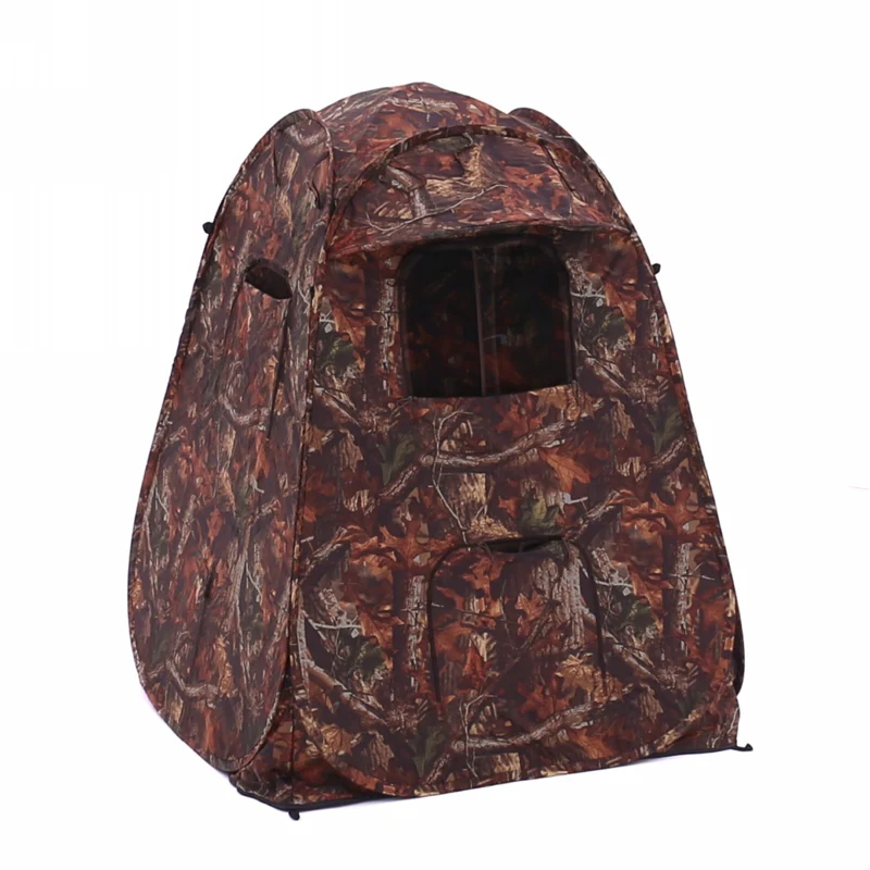 Ein leichtes und tragbares Camouflage Pop-up Zelt, ideal für Jagd und Outdoor-Aktivitäten, mit einem realistischen Blätter- und Astmuster für optimale Tarnung.
