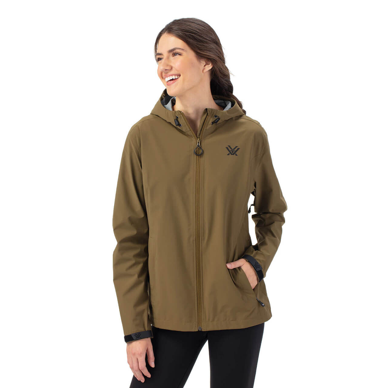 Frau trägt olivgrüne Outdoor-Jacke mit Kapuze und Reißverschluss