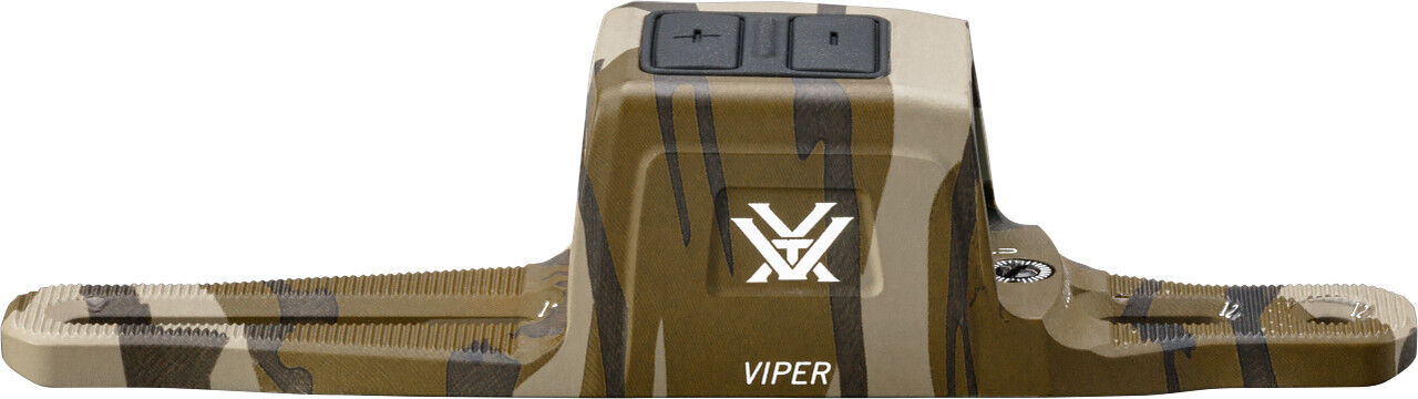 Seitliche Nahaufnahme des Vortex Viper Red Dot Visiers in Camouflage-Optik mit Bedientasten und Montageschiene