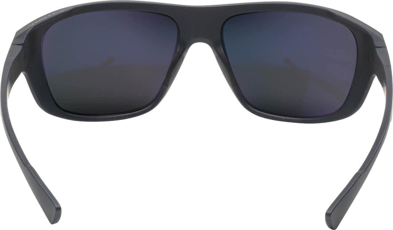 Vorderansicht einer stylischen schwarzen Sonnenbrille mit dunklen polarisierenden Gläsern, ideal für Herren