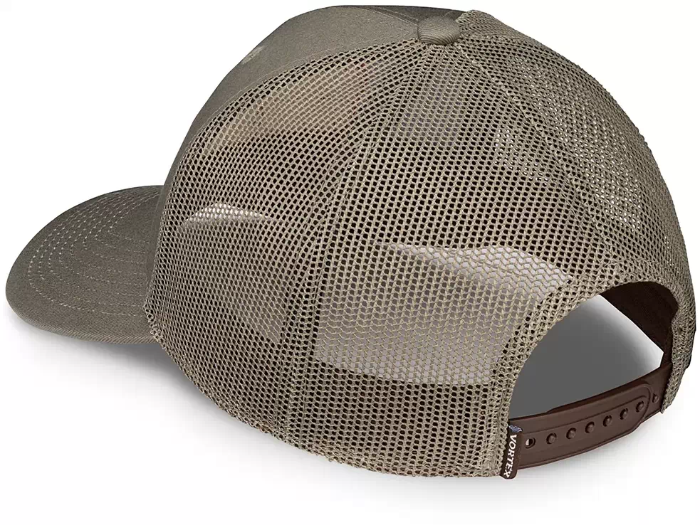 Rückansicht einer khakifarbenen Trucker-Cap mit Mesh-Rückseite und verstellbarem Verschluss