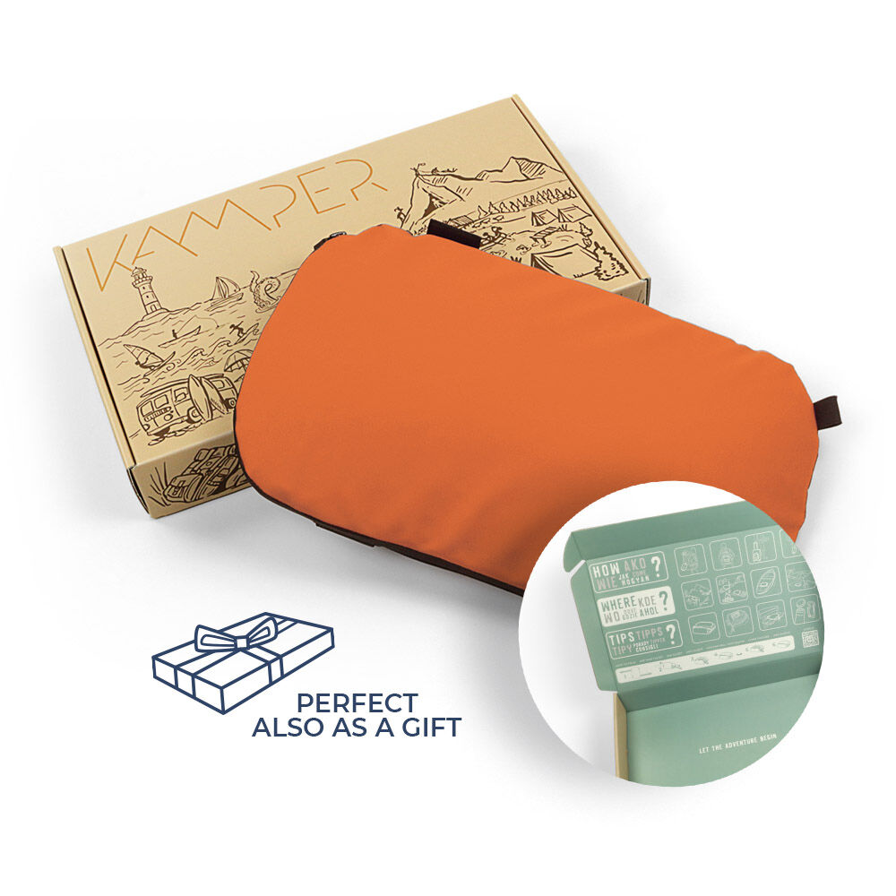 Oranges Kissen mit ansprechender Geschenkbox im Abenteuer-Look. Ideal als Geschenk, mit zusätzlichen Tipps auf der Verpackung.