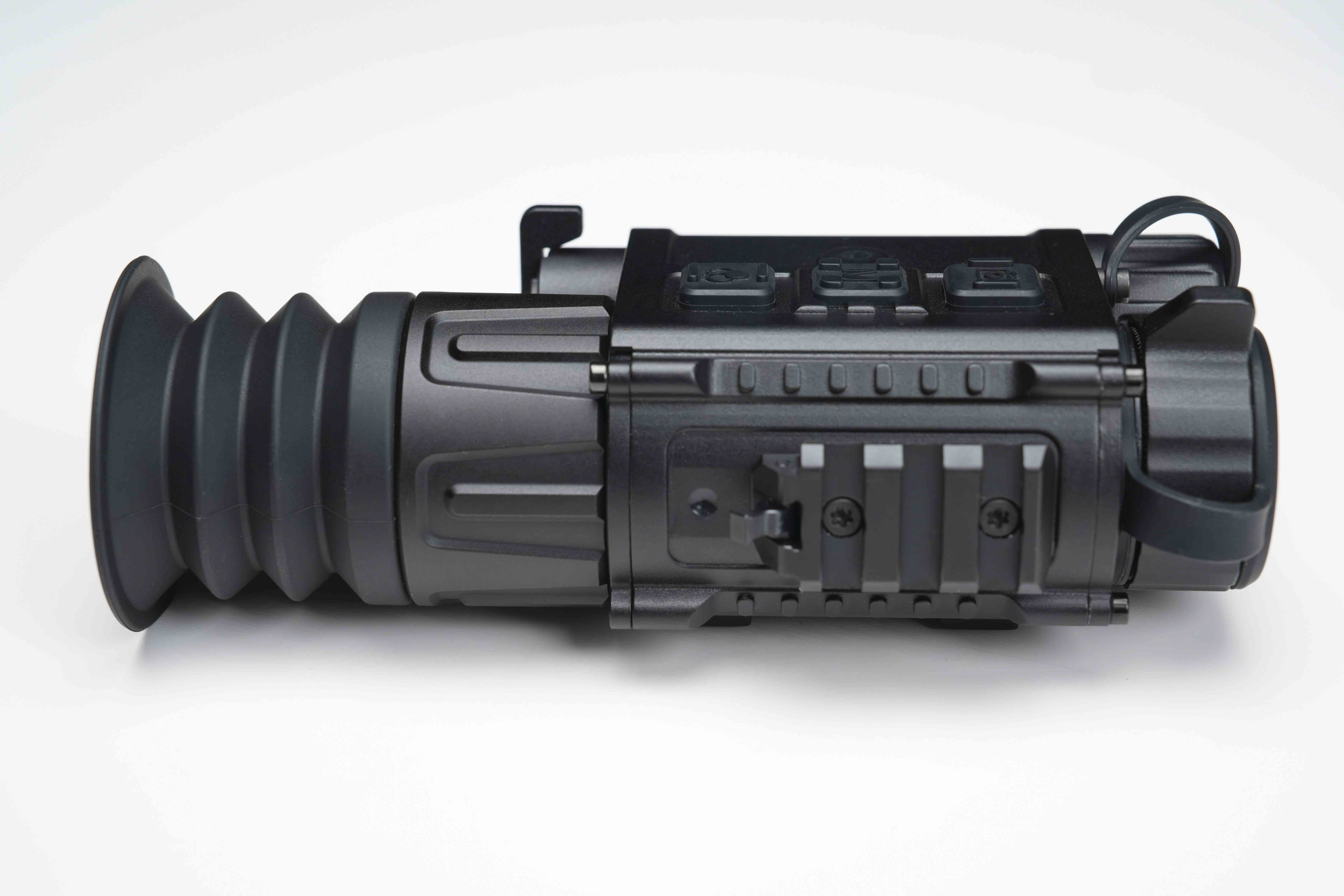 Seitliche Ansicht des ZENTRON Mega CQ25R 4 in 1 Wärmebildgeräts von Zentron mit 640×512 VOx-Sensor, OLED-Display und integriertem Laser-Entfernungsmesser für die Nachtjagd